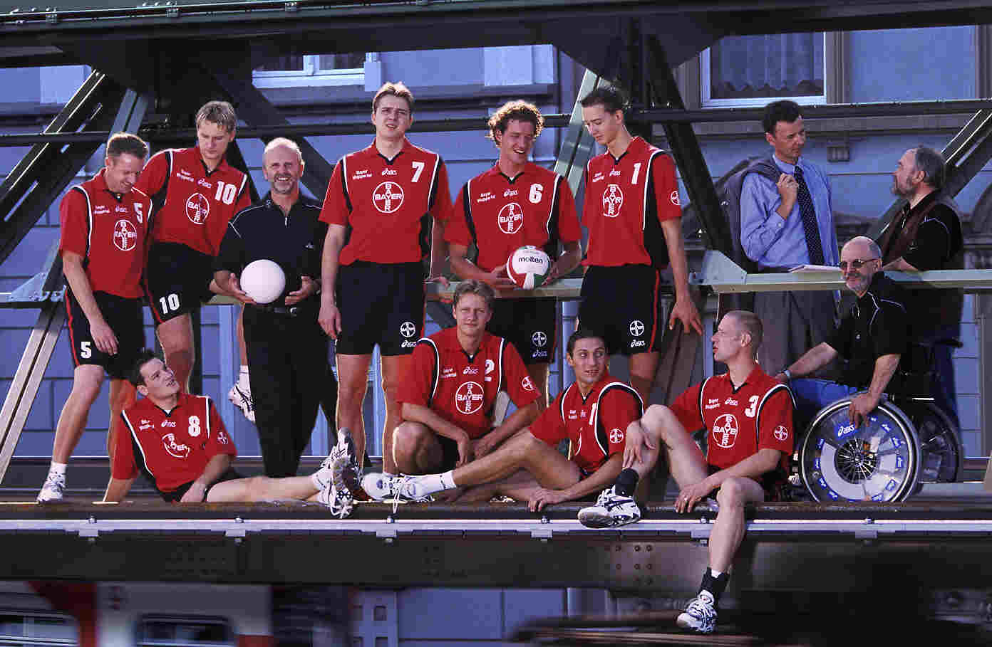 DAS TEAM 2001/02 auf der Wuppertaler Schwebebahn ACHTUNG:COPYRIGHTS 2001 BEI DER VOLLEYBALLABTEILUNG DES SV BAYER